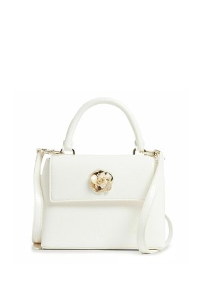 Borsa a mano in pelle bianca con manico superiore, tracolla lunga staccabile e chiusura a forma di fiore color oro sulla patta anteriore.