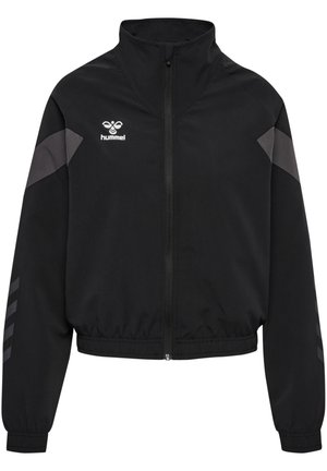 Schwarze, cropped Jacke mit hohem Kragen, Reißverschluss vorne und grauen Akzenten. Verfügt über ein Logo auf der Brust und gestreifte Muster an den Ärmeln.