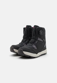Bottes montantes noires avec une tige texturée, système de laçage BOA, semelle rembourrée et accents gris. Présentent un design perforé pour une meilleure respirabilité.
