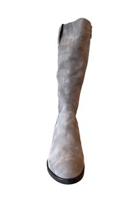 Grijze suede laars tot de knie met een ronde neus, platte zwarte zool en gestikt detail langs de bovenrand en de zijrits.
