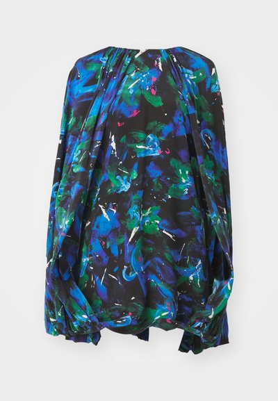 Blouse fluide noire avec de vives motifs floraux abstraits en bleu, vert et blanc. Encolure ronde avec des détails froncés et des manches amples.
