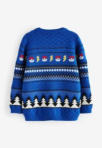 Niebieski sweter z dzianiny z wzorzystym karczkiem, który ma czerwone, żółte i czarne akcenty oraz motywy drzew i geometrczne wzory na dole i rękawach.