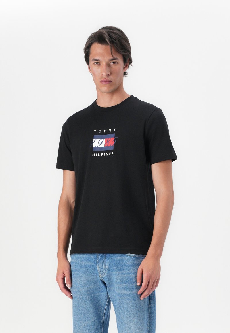 Tommy Hilfiger LINEAR FLAG GRAPHIC TEE UNISEX - T-Shirt print - black