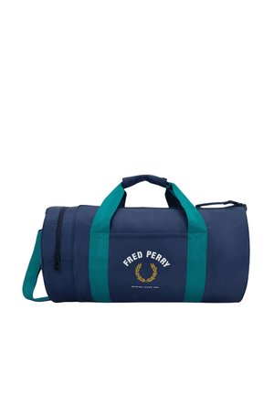 Borsa da viaggio cilindrica blu navy con manici turchesi, tasca laterale e logo "Fred Perry" con corona di alloro sul davanti.