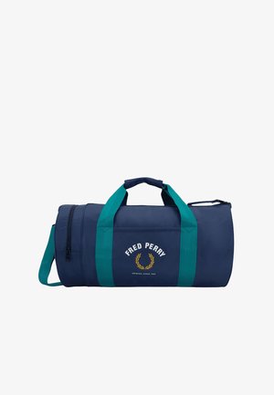 Borsa da viaggio cilindrica blu navy con manici turchesi, tasca laterale e logo "Fred Perry" con corona di alloro sul davanti.
