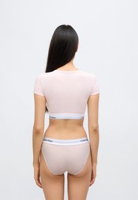 Ροζ βαμβακερό κοντομάνικο crop top και ταίριαστο σλιπ, με λευκή λωρίδα μέσης με λογότυπο, λεία υφή και εφαρμοστή σχεδίαση.