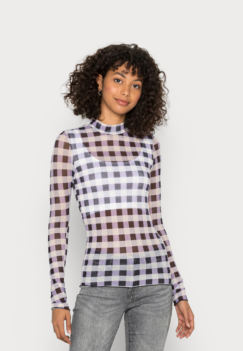 Camisola de manga longa feita de material translúcido, apresentando um padrão xadrez em tons de roxo e bege, com gola alta e design ajustado.