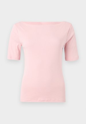 Μαλακό ροζ κοντομάνικο τοπ με λαιμόκοψη καραβάκι και στενή εφαρμογή, εμφανιζόμενο σε φόντο ανοιχτού γκρι.