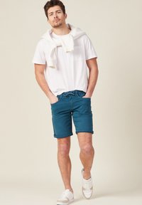 BONOBO Jeans GERADE BERMUDA MIT 5 TASCHEN - Shorts di jeans - vert canard