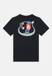 Μαύρη μπλούζα T-shirt με καρικατούρα ενός χαρακτήρα με κόκκινο κουτί Nike που σκεϊτάρει, φορώντας αθλητικά παπούτσια και μπλε καπέλο, μέσα σε κυκλική πισίνα.