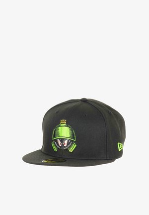 Schwarze Kappe mit flachem Schirm, die ein grünes, gesticktes Cartoon-Charakter mit roten Augen, auffälligen Akzenten und einer strukturierten Stoffoberfläche zeigt.