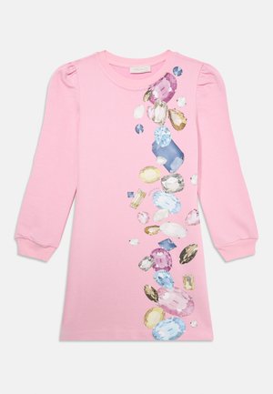 Vestido de manga larga color rosa claro con un diseño gráfico de gemas en varias formas y colores, con hombros abullonados y escote redondeado.
