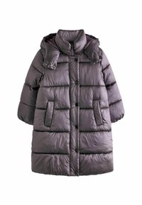 Palton lung, cu umplutură, de culoare violet, cu glugă, având un guler înalt, nasturi cu capsi, și două buzunare frontale. Textură netedă și design matlasat.