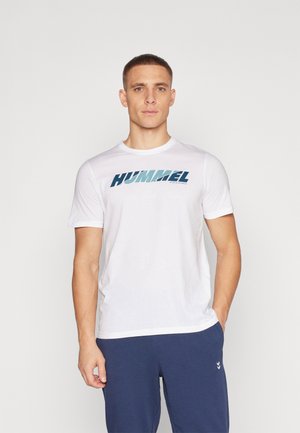 Witte t-shirt met een blauw en turquoise "HUMMEL" logo op de borst, korte mouwen en een ronde hals. Gladde katoenen textuur.