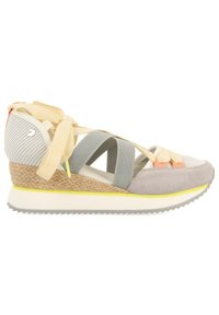 Baskets compensées en gris, en maille et en cuir suédé avec des accents crème, jaune et corail. Dotées de sangles croisées et d'un talon tissé texturé.