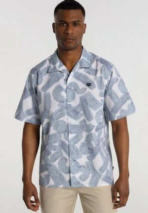 Chemise à manches courtes blanche avec un motif abstrait en coups de pinceau bleus ; dotée d'un col et de boutons, fabriquée en tissu léger.