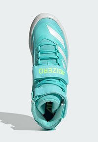 Sneaker alta turchese con materiali in rete e sintetici, accenti bianchi, lacci e cinturino regolabile. Presenta un collare imbottito per il comfort.