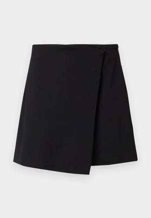 Must asümmeetriline miniseelik, millel on ees volditud disain ja külgsel lukuga kinnis, ühtlasel heledal taustal.