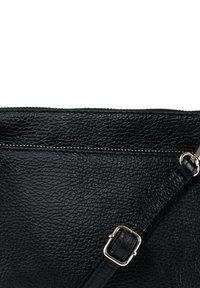 Zwarte leren crossbodytas met een getextureerd oppervlak, bovenste ritssluiting en verstelbare band. Metalen hardware-accent bij de band.