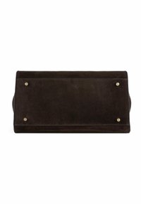 Donkerbruine suède clutch met een platte rechthoekige vorm. Heeft koperen studs op de hoeken en een gladde textuur.