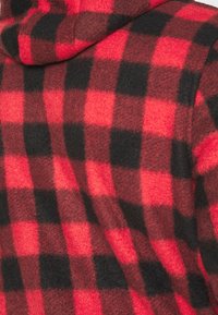 Rot- und schwarz kariertes Flanellstoff, mit einer weichen Textur und einem karierten Muster, mit Kapuze und sichtbaren Nähdetails.