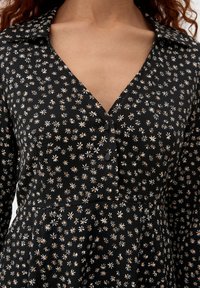 QS MET BLOEMMOTIEF - Blusenkleid - schwarz