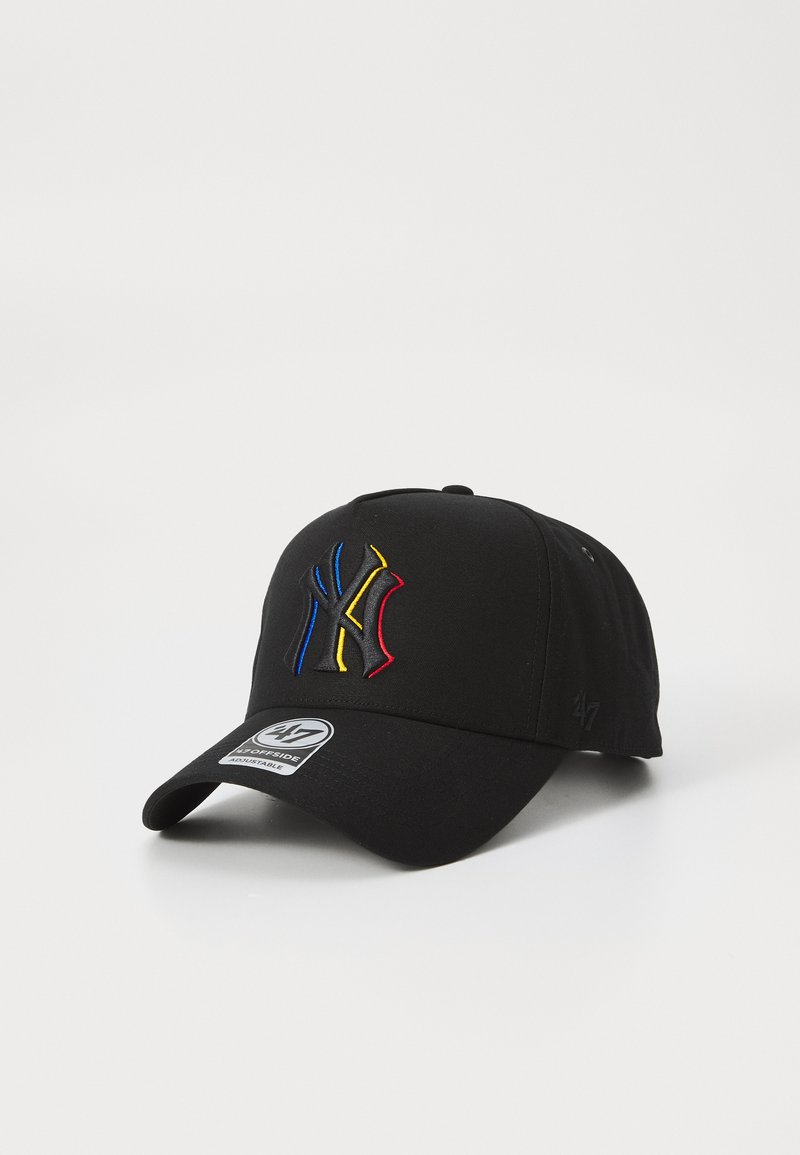 Casquette de baseball noire avec une visière courbée et une sangle ajustable. Présente un logo brodé multicolore en bleu, jaune et rouge.