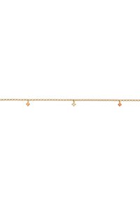 Guld kædearmbånd med tre charm vedhæng: et orange og to klare, diamantformede, facetterede krystaller med en glat finish.