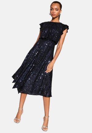 Schwarzes Paillettenkleid mit rüschigen Kap sleeves, tailliertem Schnitt und fließendem Rock. Verfügt über einen geschichteten Saum und eine elegante Stofftextur.