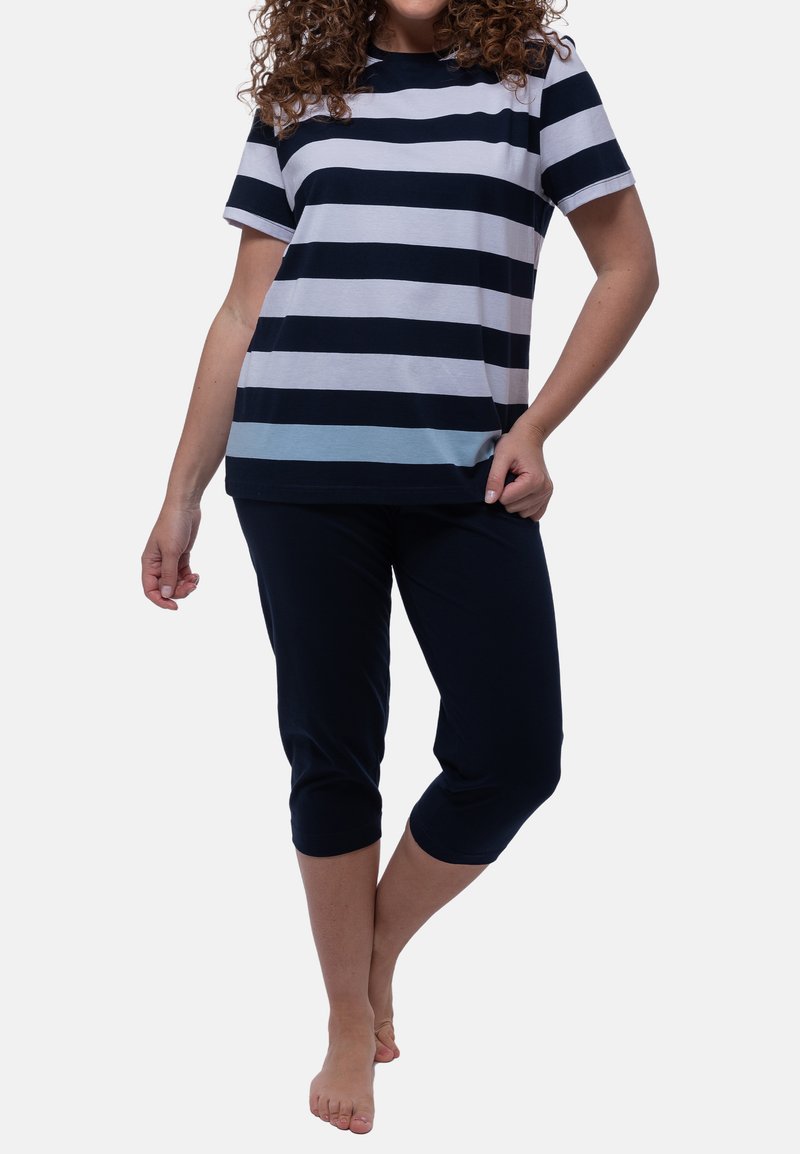 T-paita lyhyt hihoilla, jossa on tummansinisiä ja vaaleansinisiä raitoja, yhdistetty tummansinisiin capri-housuihin, jotka on valmistettu pehmeästä kankaasta ja joissa on rento istuvuus.