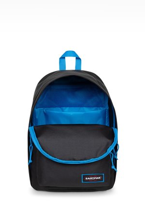 Mochila Eastpak negra con interior azul, bolsillo frontal, asa superior y organizador interior de malla, mochila abierta y con la cremallera bajada.