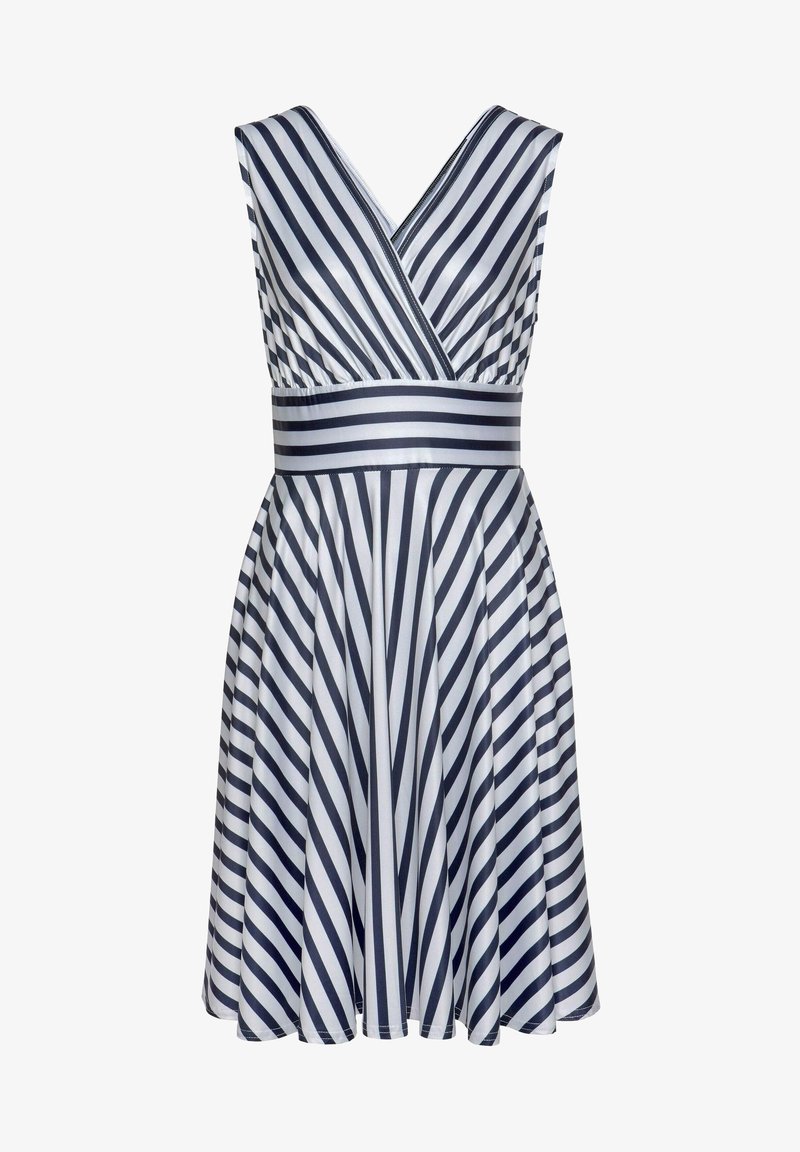 Robe sans manches longueur genou avec rayures diagonales noires et blanches, encolure en V profonde et large ceinture rayée horizontale.