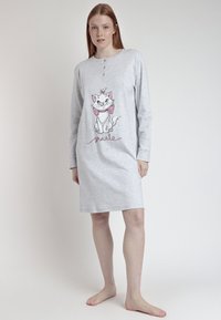Vestido de noche de algodón gris con mangas largas, que presenta un diseño de gato de dibujos animados y el nombre "Marie" en letras rosas, escote redondeado y detalle de botones.