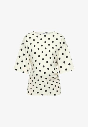 Bijela trudnička majica s kratkim rukavima i labavim krojem, s crnim uzorkom točkica i okruglim izrezom oko vrata.