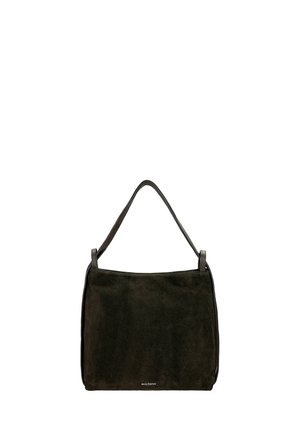 Bolso de hombro de ante marrón oscuro con una correa larga y un pequeño logo cerca de la base.