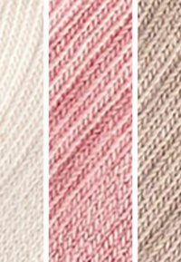Campioni di tessuto in tre colori: bianco, rosa chiaro e beige chiaro. Ognuno presenta una trama intrecciata diagonale con filatura uniforme.