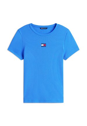 Φωτεινό μπλε κοντομάνικο ριμπ μπλούζα με στρογγυλή λαιμόκοψη και μικρό εμβλημα patch "Tommy Jeans" στο κέντρο του στήθους.