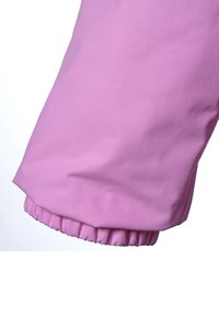 Pink jakkeærme lavet af glat stof, har elastisk samling og har et rent, minimalistisk design uden synlige mønstre eller hardware.
