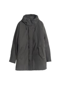 Chaqueta de manga larga de color verde oscuro en tejido suave. Cuenta con una capucha, dos bolsillos frontales y un cierre central con tapeta para tormentas. Diseño minimalista.