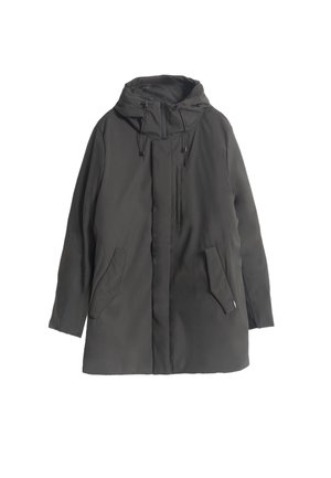 Chaqueta de manga larga de color verde oscuro en tejido suave. Cuenta con una capucha, dos bolsillos frontales y un cierre central con tapeta para tormentas. Diseño minimalista.