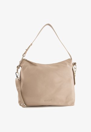 Beige Lederumhängetasche mit glatter Textur, einem verstellbaren Schulterriemen, einem oberen Reißverschlussverschluss und dezentem Logo-Branding auf der Vorderseite.