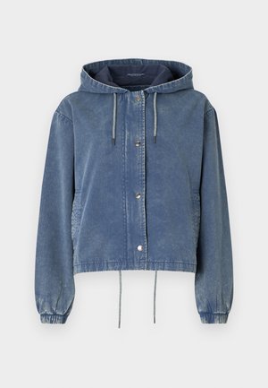 Jeansjakke i falmet blå med hette, sølvfargede trykknapper, elastiske ermer og justerbare snorer i nederkanten og hetten.