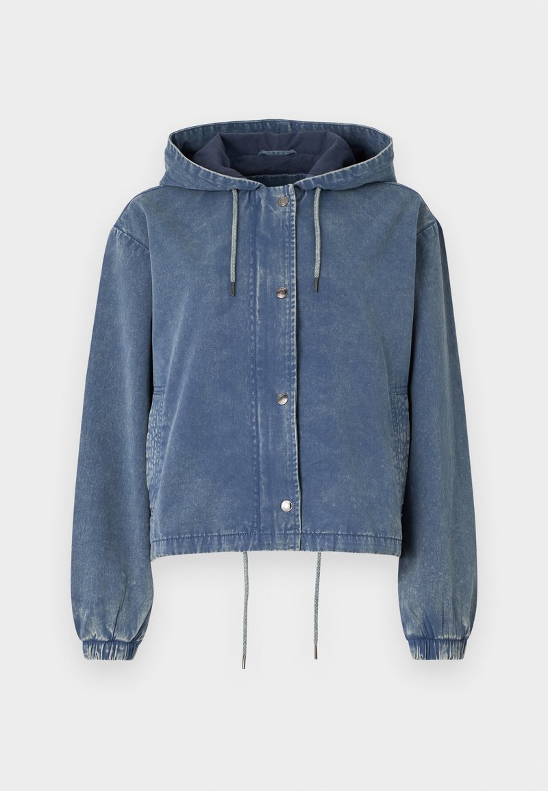 Veste en jean bleu délavé avec une capuche, boutons-pression argentés, poignets élastiques et cordons de serrage ajustables à l'ourlet et à la capuche.