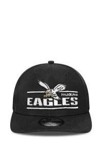 Schwarze Baseballmütze mit strukturiertem Design. Mit gesticktem weißen Text "EAGLES" und einem fliegenden Adler-Graphic. Flacher Schirm und verstellbarer Rücken.