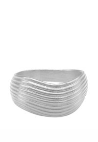 Sølvmetall armbånd med en bølgete design som har lagdelte ribber, glatt tekstur og en polert overflate. Visuell vekt er jevnt fordelt.