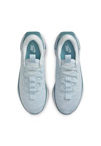 Ténis Nike azul claro com um upper de malha texturizada, atacadores planos, palmilha acolchoada e uma sola externa azul escura. Design atlético clássico.