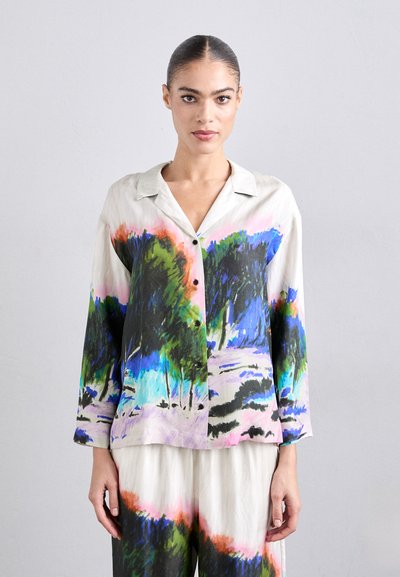 Multicolore zijde blouse met een landschapprint van bomen, een knoopsluiting aan de voorkant en een geknipt kraag. Lange mouwen en een ruime pasvorm.