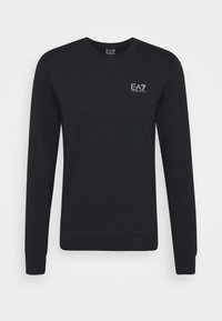 Černá mikina s dlouhým rukávem vyrobená z měkké bavlny, s kulatým výstřihem a bílým logem EA7 na levém prsu. Minimalistický design.