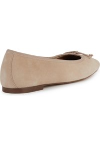 Ballerine in suede beige con punta arrotondata, tacco corto a blocchetto, bordo elastico e fiocchetto decorativo sulla parte anteriore. Texture liscia.