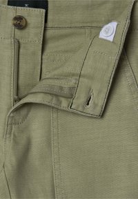 Pantaloni verde oliva con zip frontale, chiusura a bottone e passante in tessuto; texture liscia con cuciture rinforzate e tasche anteriori.